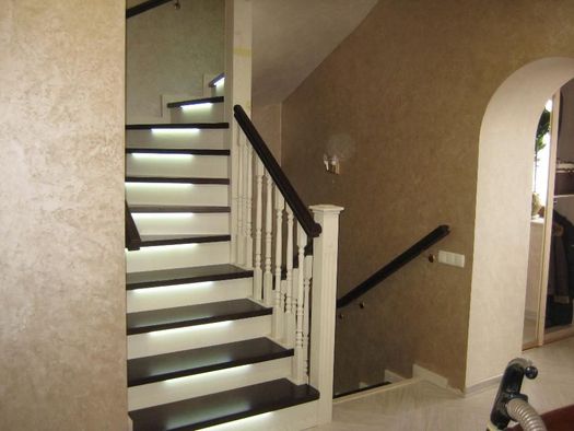 Лестница для дома из ясеня на металлокаркасе