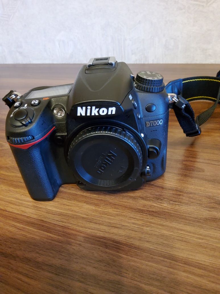 Цифровой зеркальный фотоаппарат Nikon D7000 с объективами