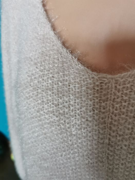 Moherowy nowy sweter w serek, piękny