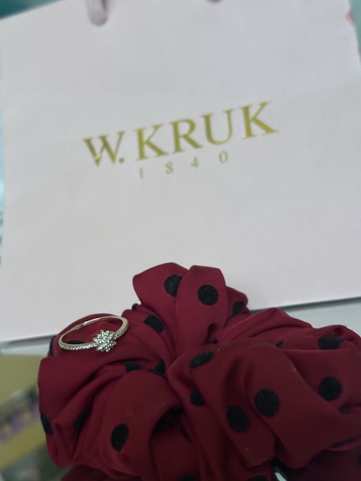 Złoty pierścionek z cyrkoniami, z gwiazdką w kruk