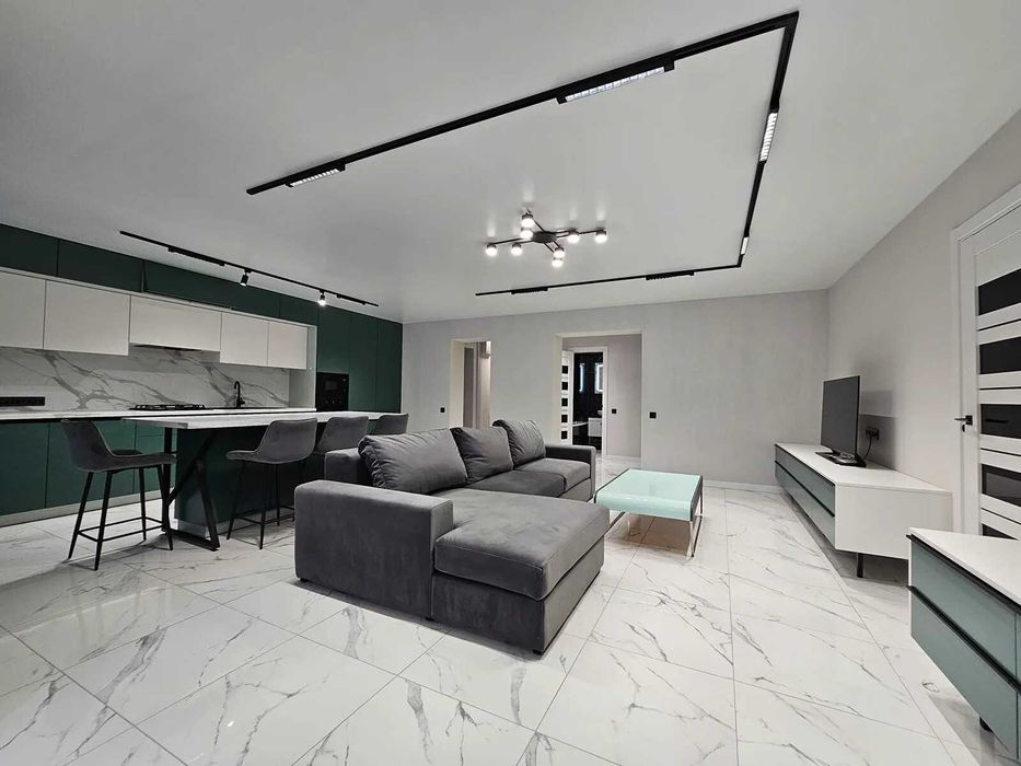 Двокімнатна з кухнею-студією біля стометрівки