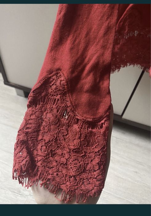 Czerwony Sweter, czerwona bluzka z długim rękawem, H&M, koronka