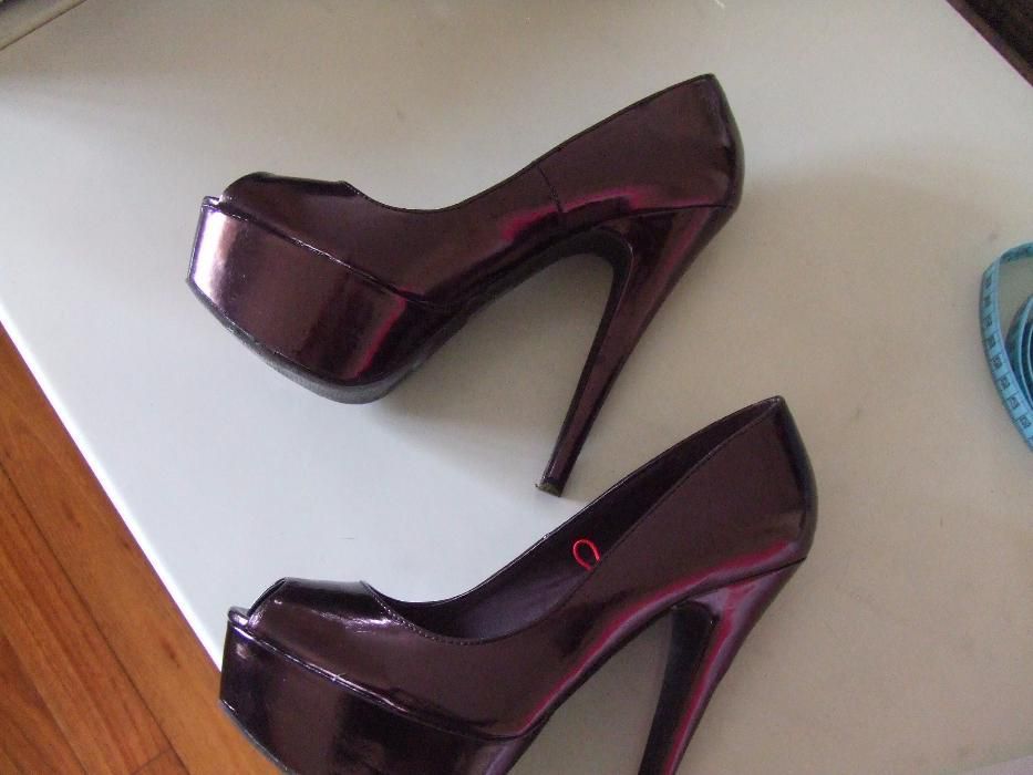 Sapatos altos de festa tam. 39 praticamente novos