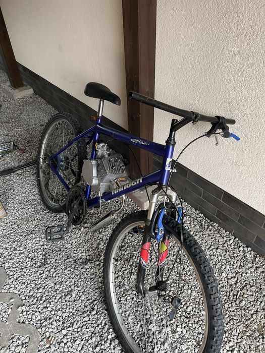 Montaż rowerów z silnikiem spalinowym