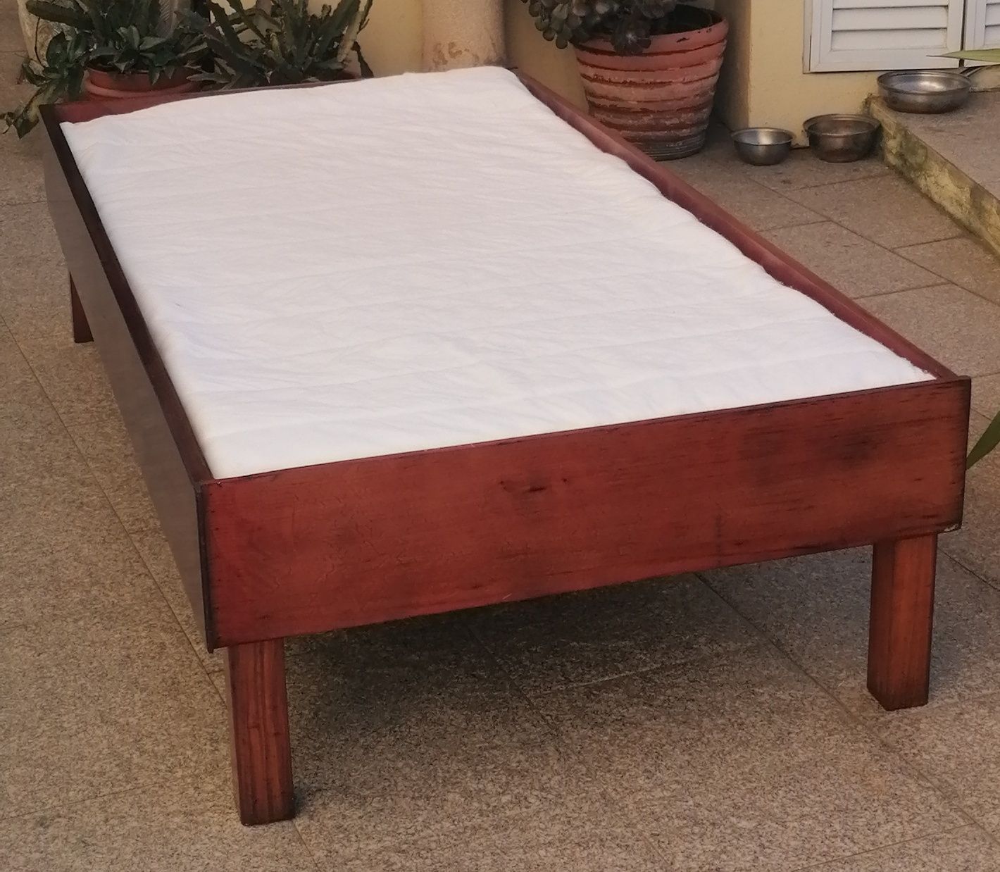 Vendo CAMA de SOLTEIRO com ESTRADO e COLCHÃO em madeira  como nova.