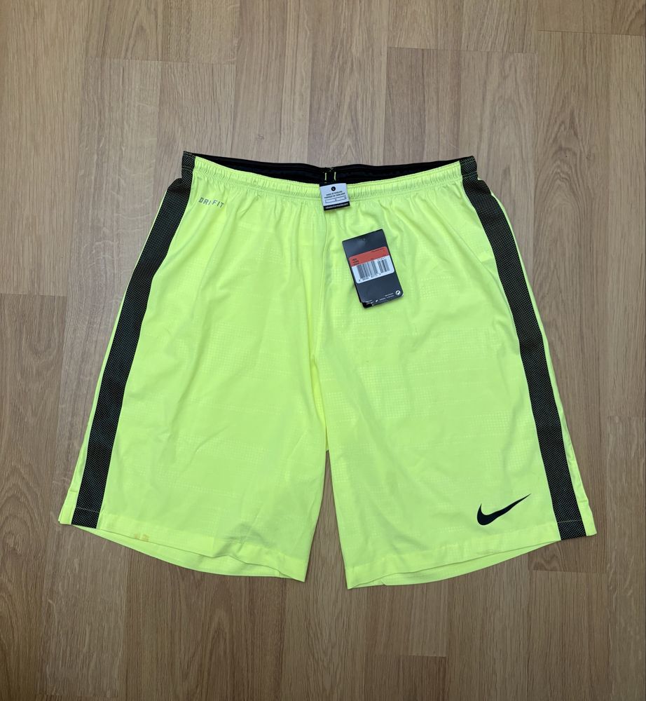 Чоловічі спортивні шорти nike
