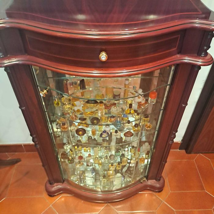 Vitrina pequena com vidro biselado