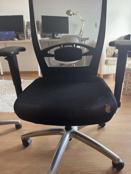 Cadeira Escritorio ergonomica com defeito no estofo