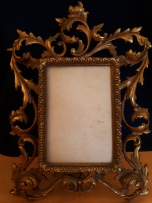 Moldura antiga vertical em metal fundido dourada motivo folhas anos 60