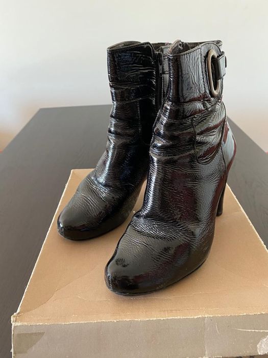 Botins de salto alto, em verniz