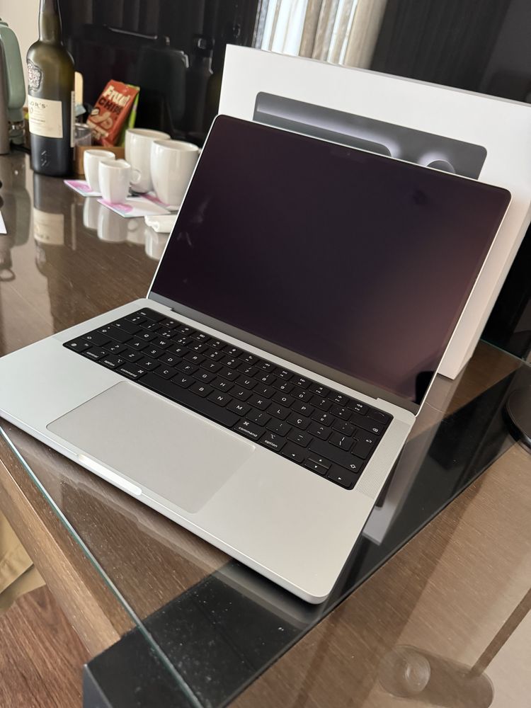 MacBook Pro 14, M3, 8GB, 1TB ( Novo / Nunca Usado )