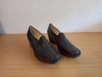 Sapatos de cunha em pele