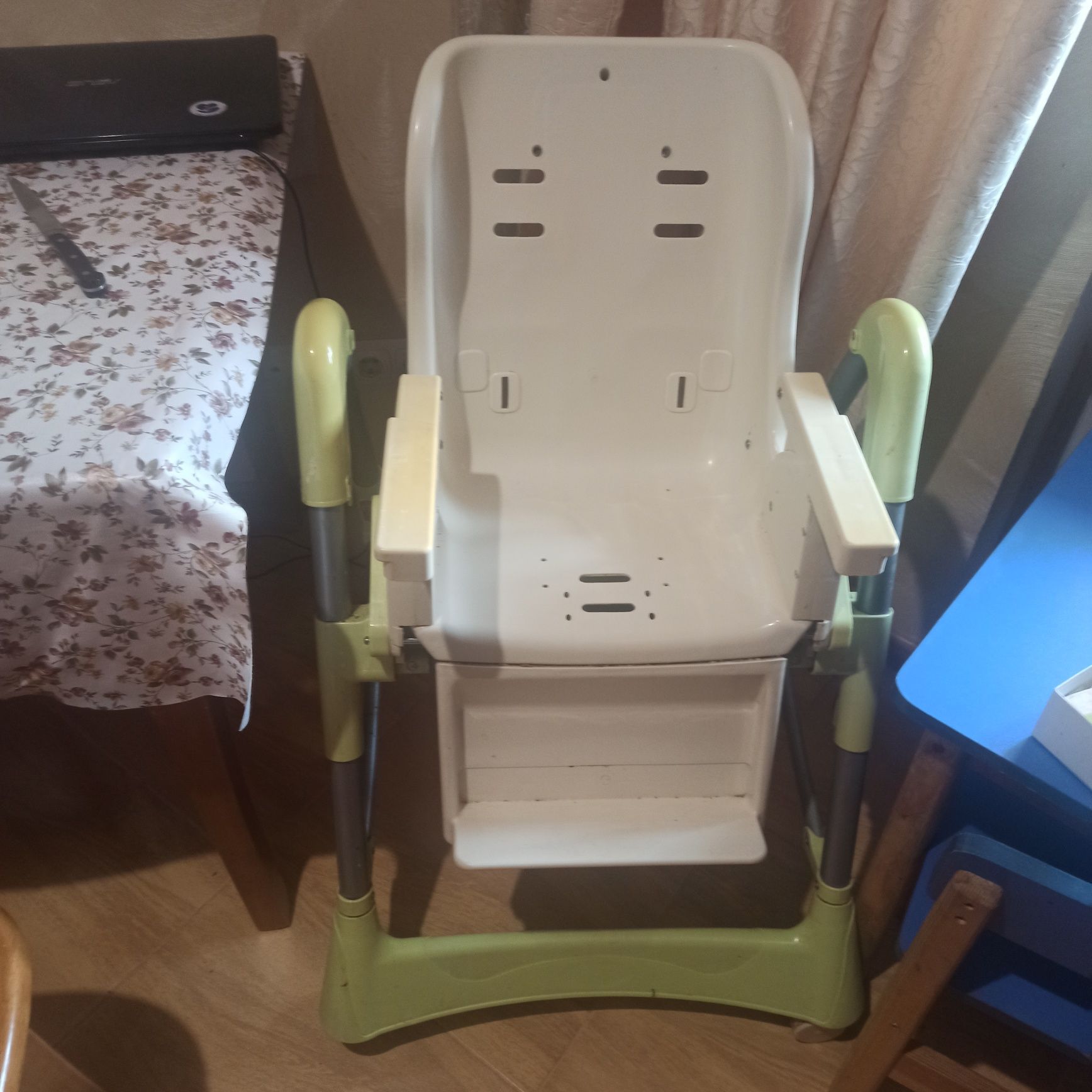 Стільчик дитячий для годування зі столиком
