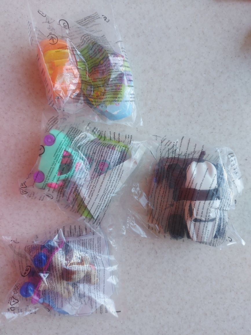 Іграшки з різних серій Happy Meal від МкД