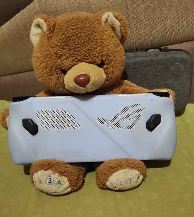 Продам портативну приставку Asus ROG Ally Z1 Extreme. В доброму стані.