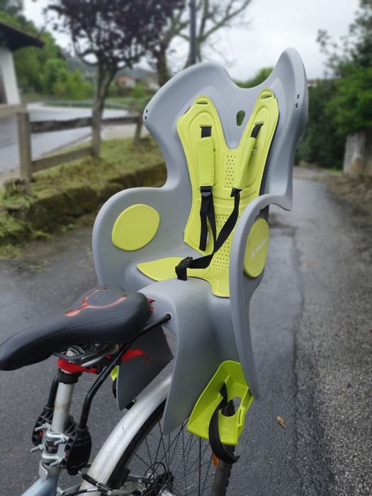 Cadeira porta-crianças para bicicleta.