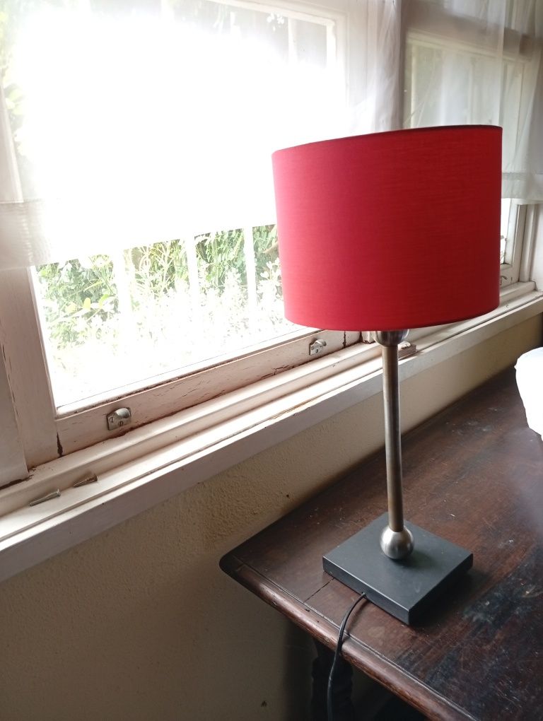 Candeeiro de mesa com abat-jour