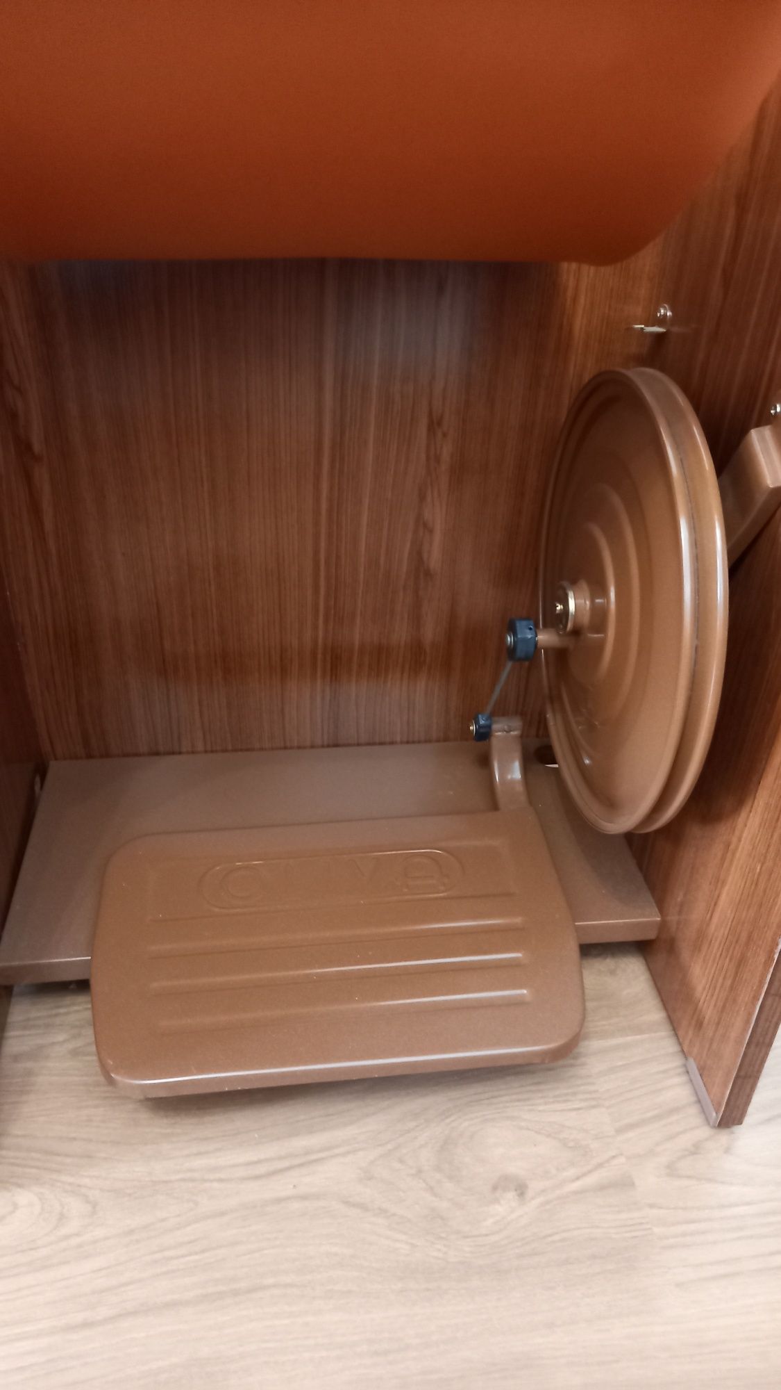 Móvel máquina costura Oliva, em mogno
