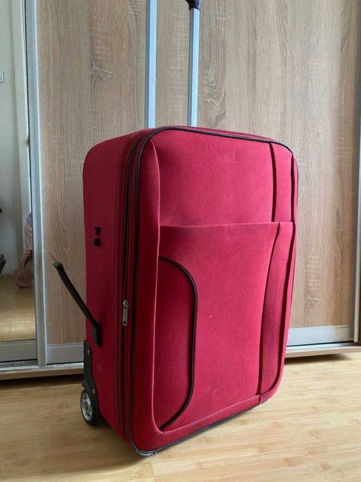 Продам чемодан на колесах.