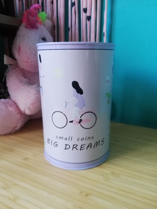Fioletowa metalowa skarbonka z napisem small coins Big dreams