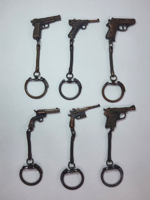 Колекція з 6 вінтажних сувенірних брелоків – Ікони світової зброї