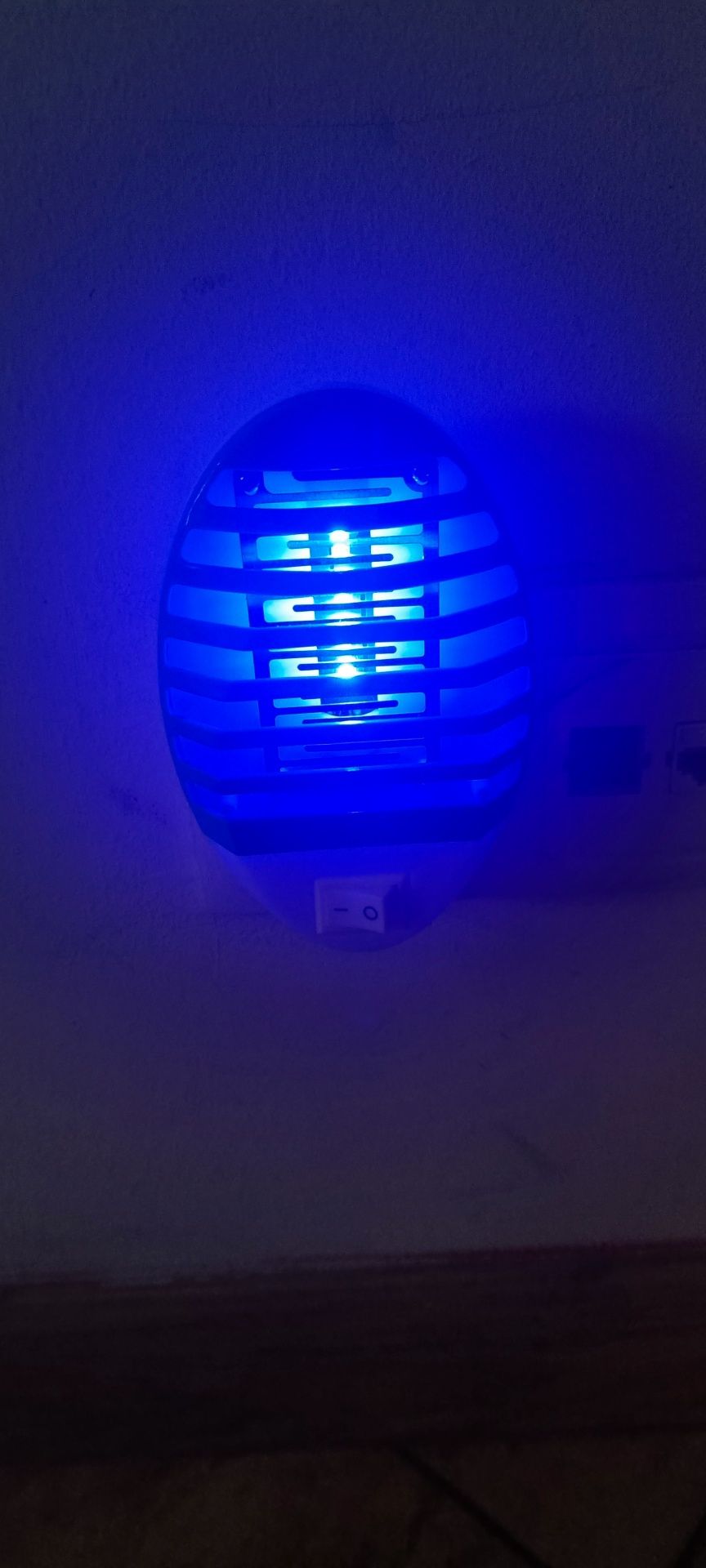 Lampka elektryczna do gniazdka przeciw komarom, ze światłem  UV.
