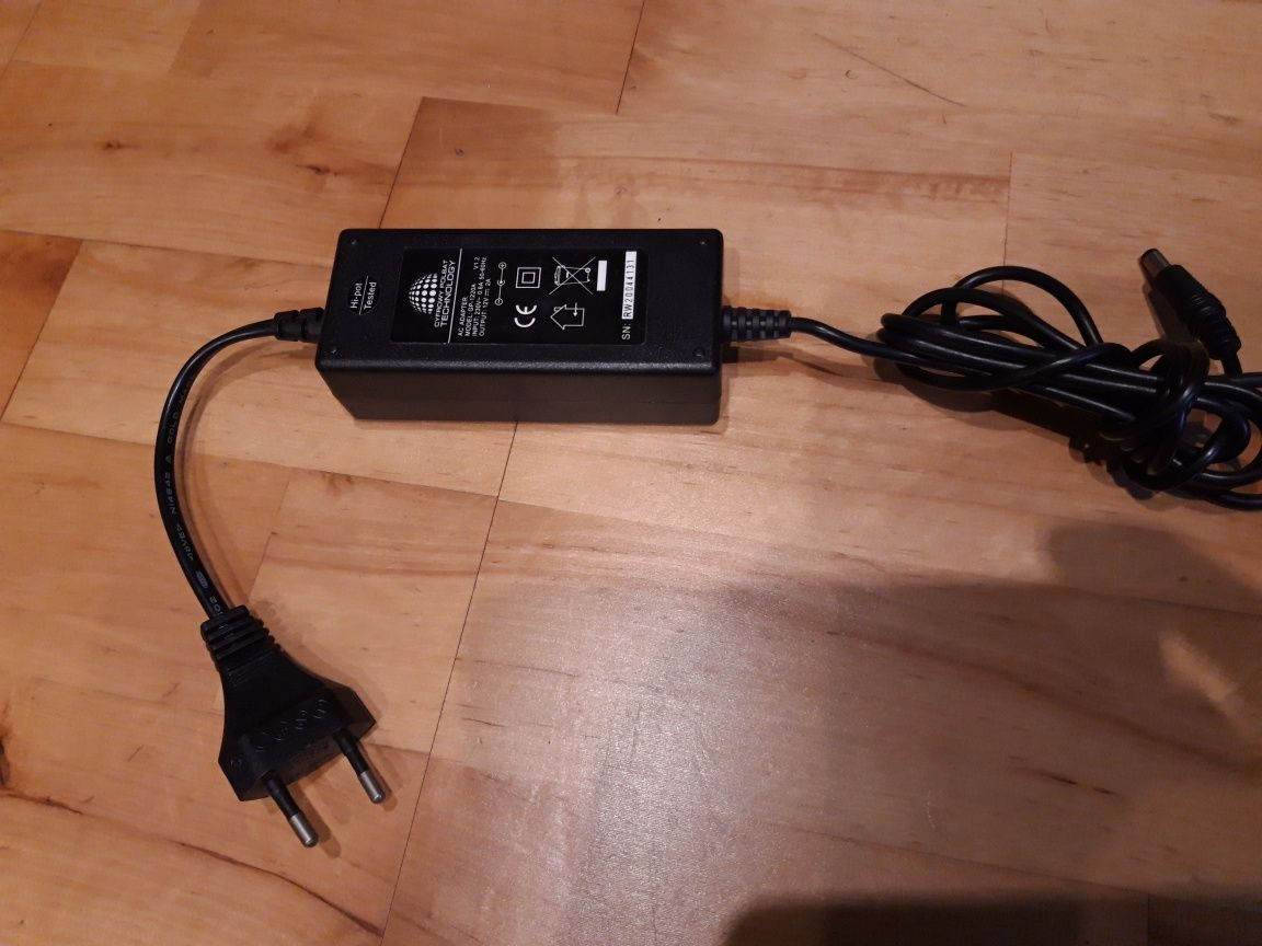 Zasilacz 12V 2A output  230V 0,6A