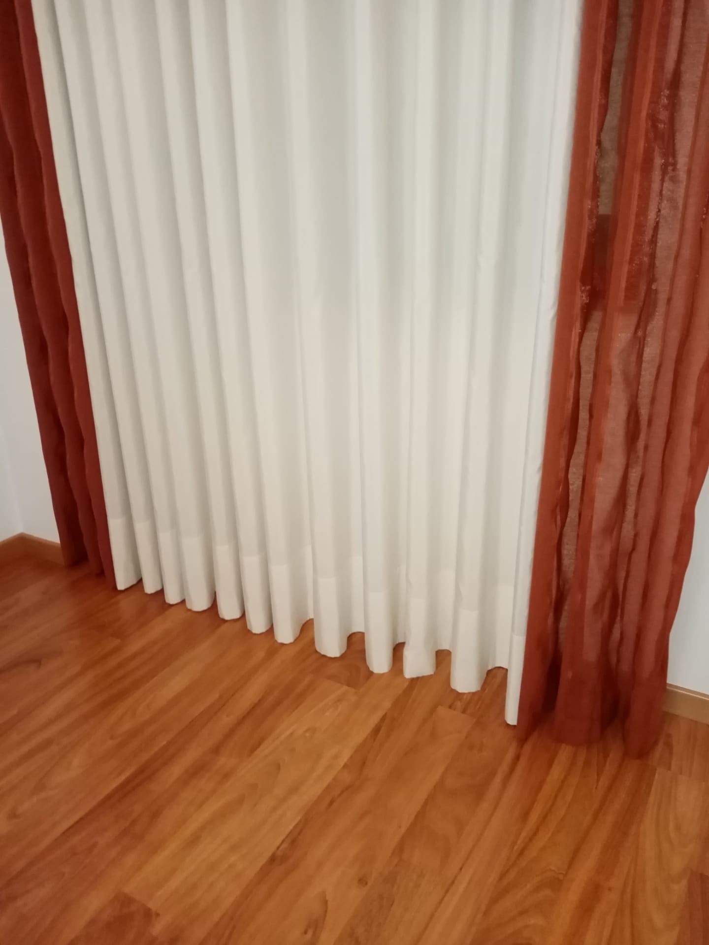 Cortinados com varão e terminais