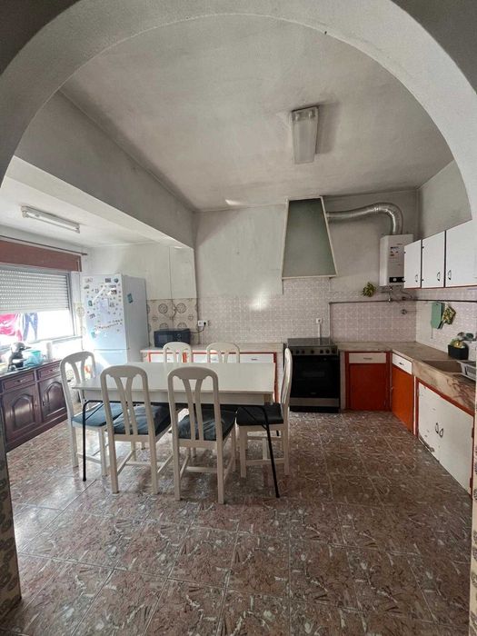 Moradia T4 na Marinha Grande com barracão e anexos