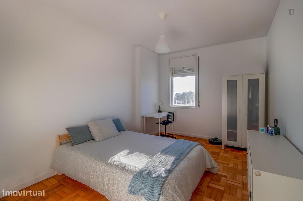 767090 - Quarto com cama de casal em...