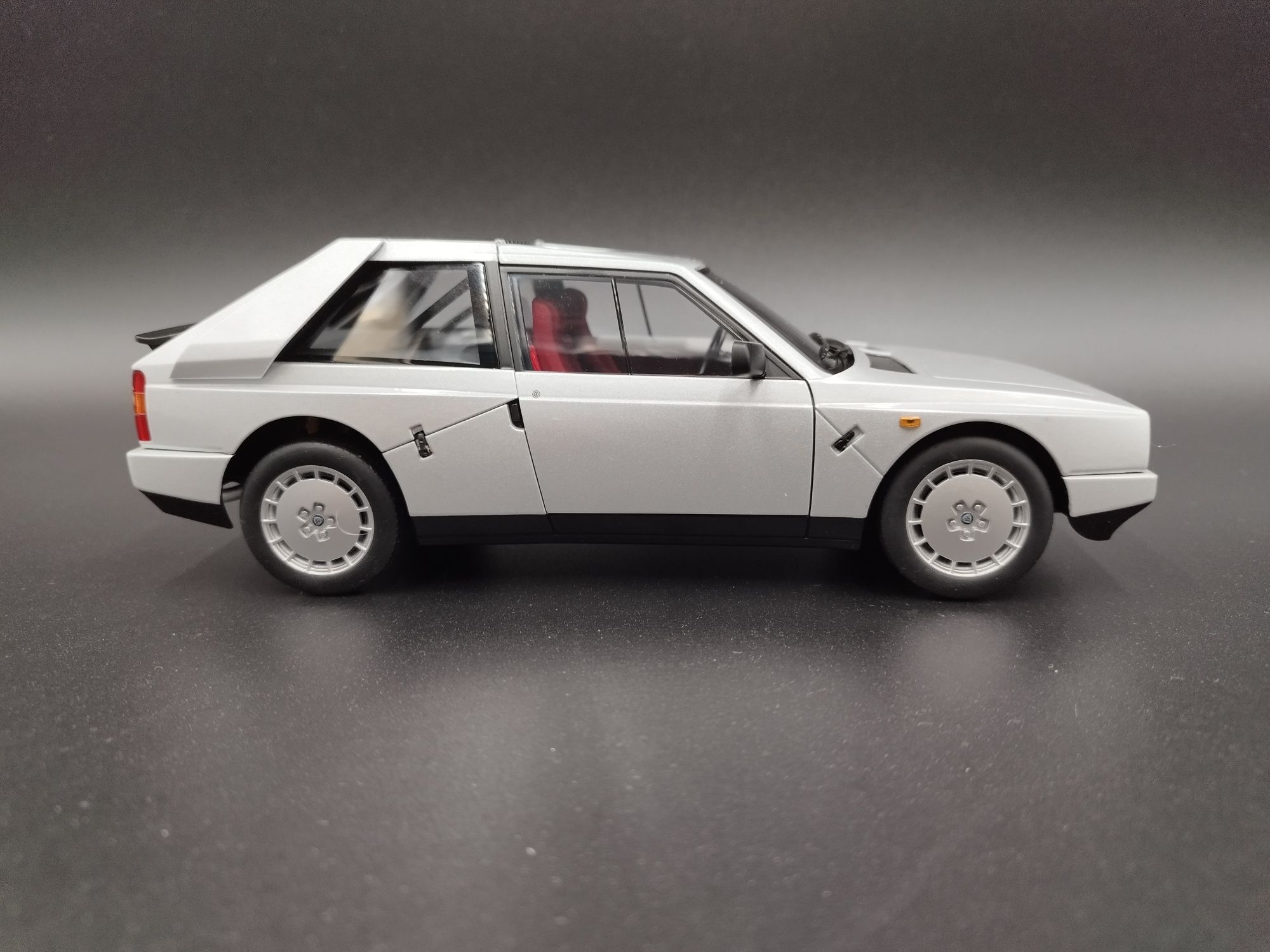 1:18 Auto Art Signature Lancia Delta S4 model