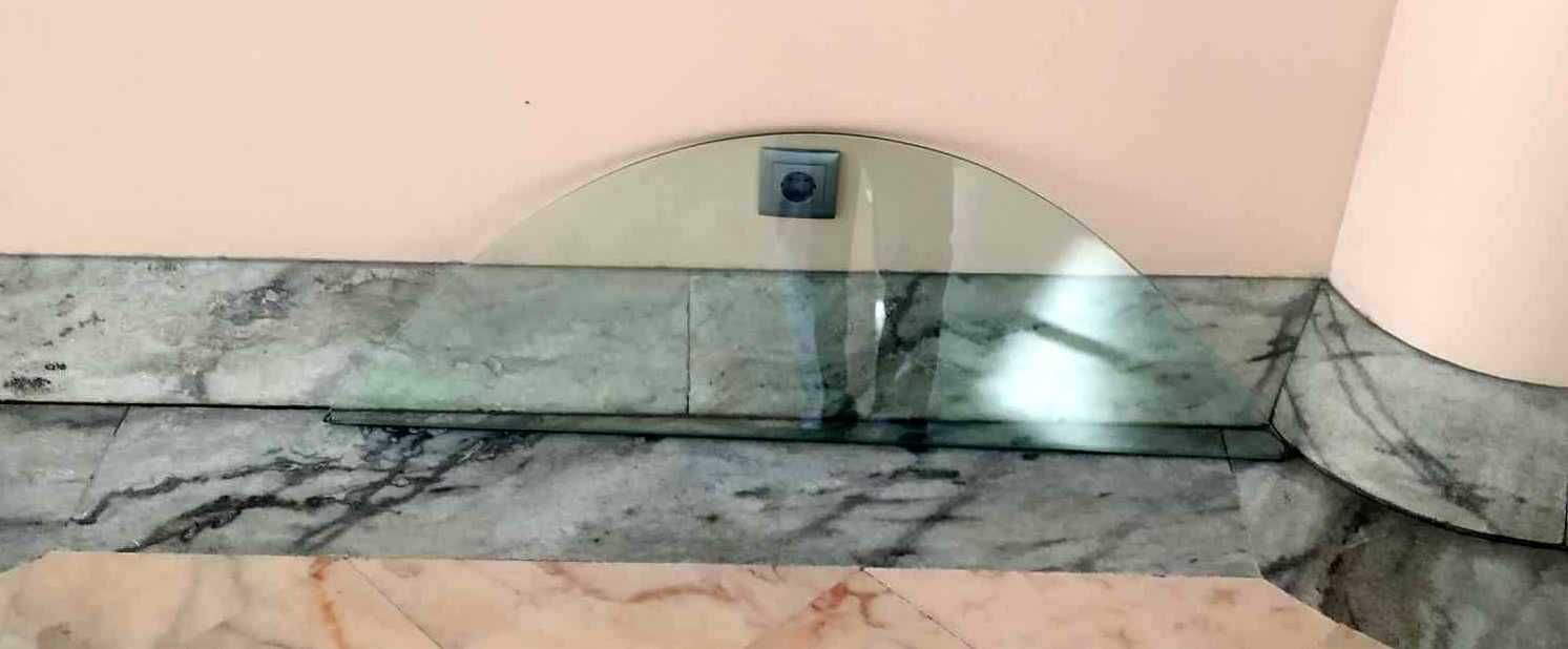 Vidro grosso com forma metade da lua
