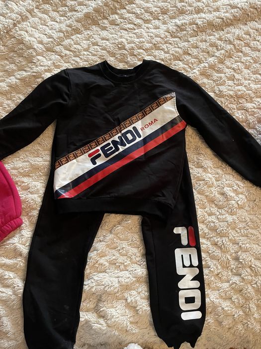 Продам  спортивные костюмы на рост примерно 130