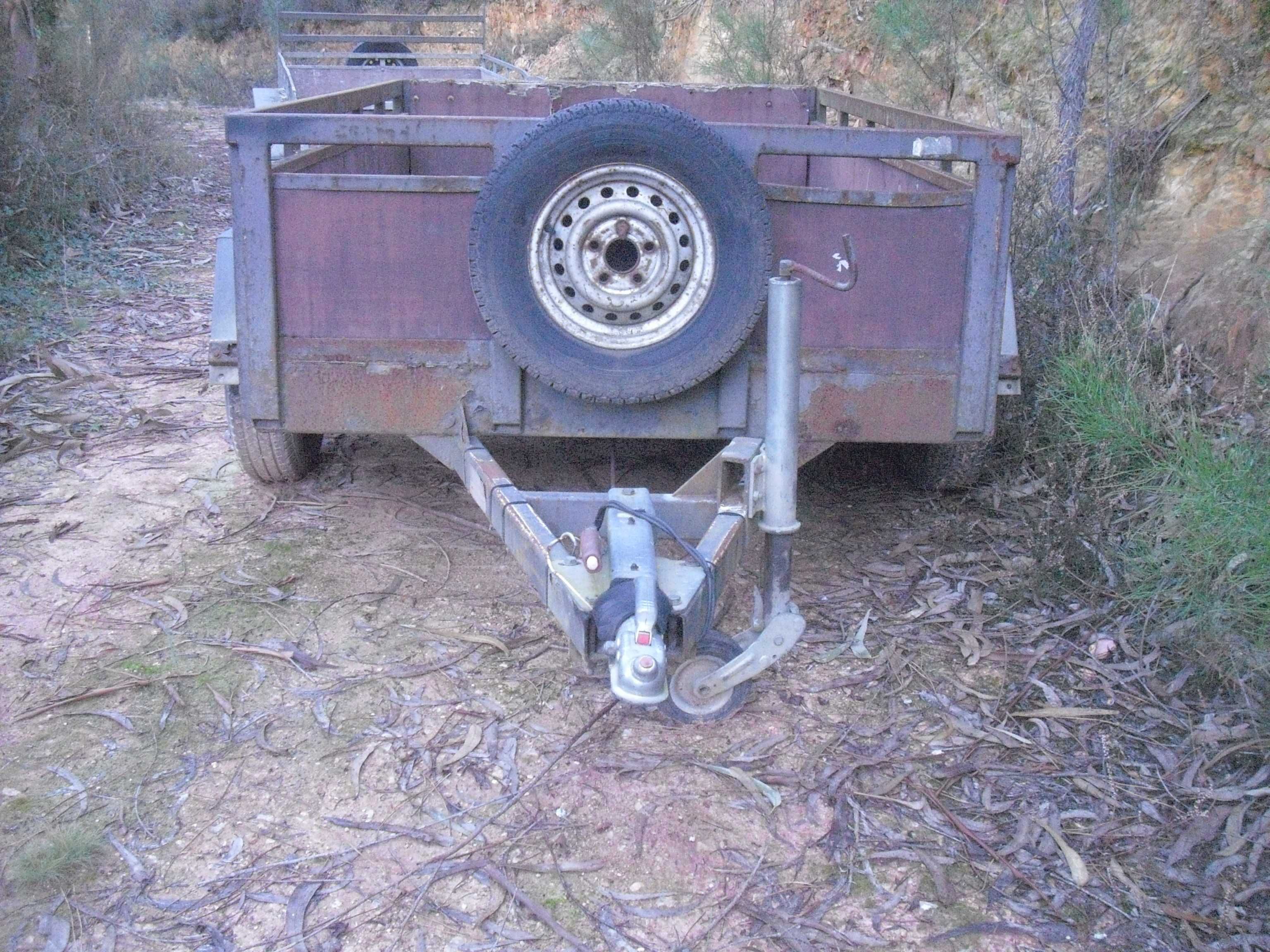 Reboque/atrelado marca GTF de 2000kg com documentos em ordem com iva