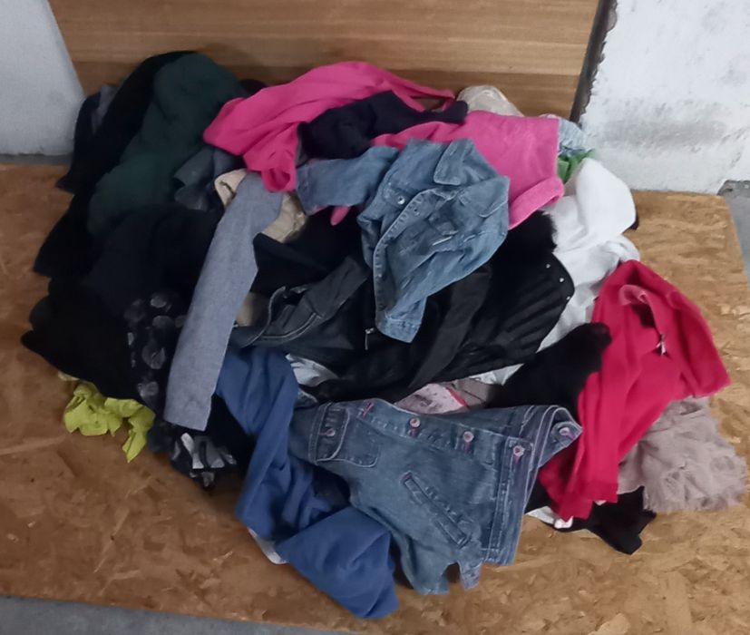 lote de 102 peças de roupa