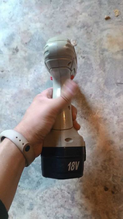 Шуруповерт акумуляторний Intertool 18в на запчастини або під ремонт