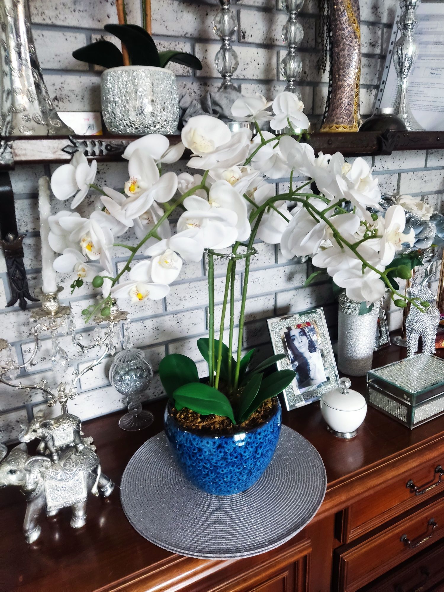 Storczyk orchidea duży sztuczny kwiat w niebieskiej ceramicznej donicy
