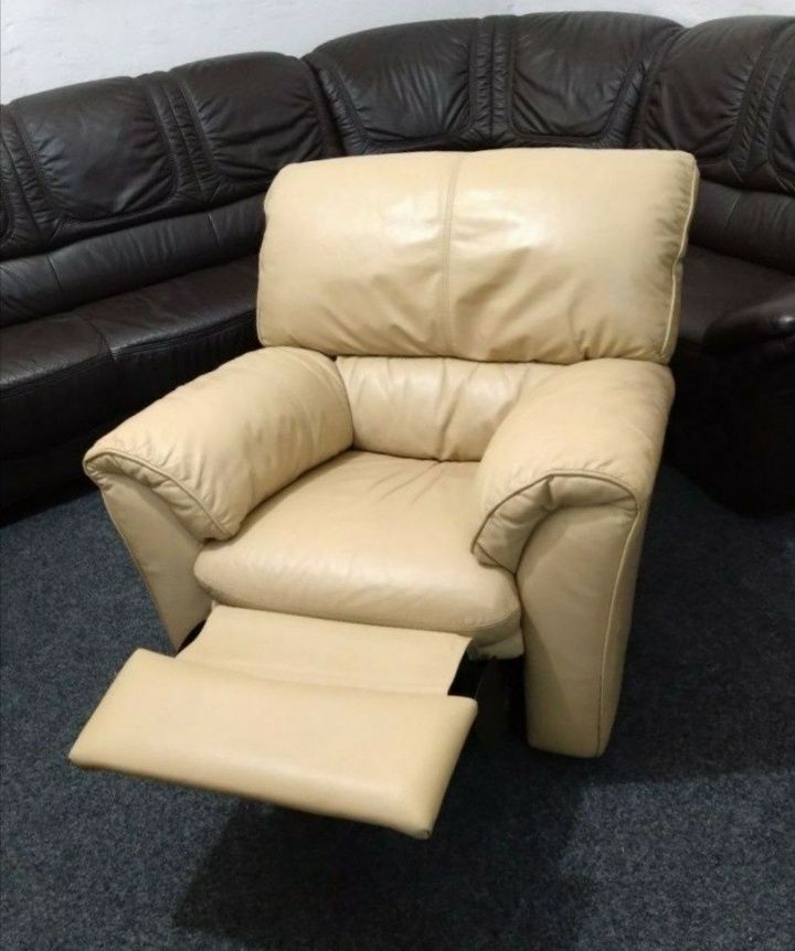 Кожаное кресло реклайнер, мягкая мебель.