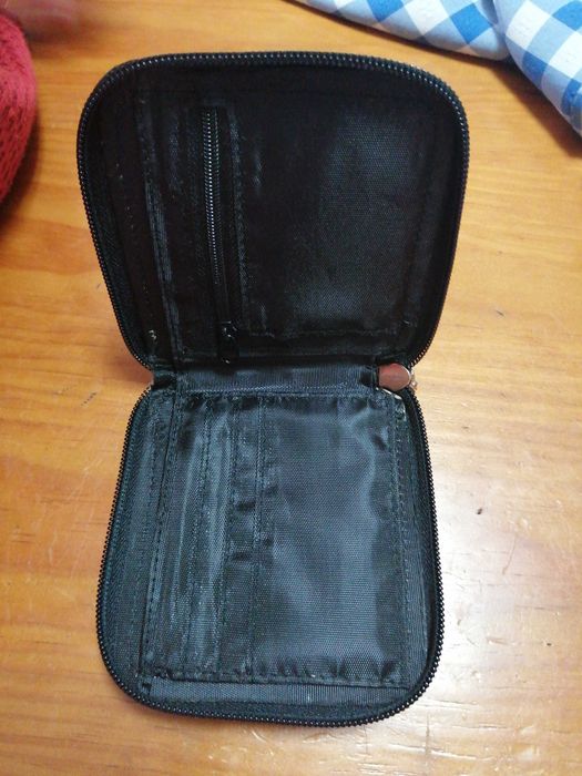 Carteira bolso preto e vermelho.