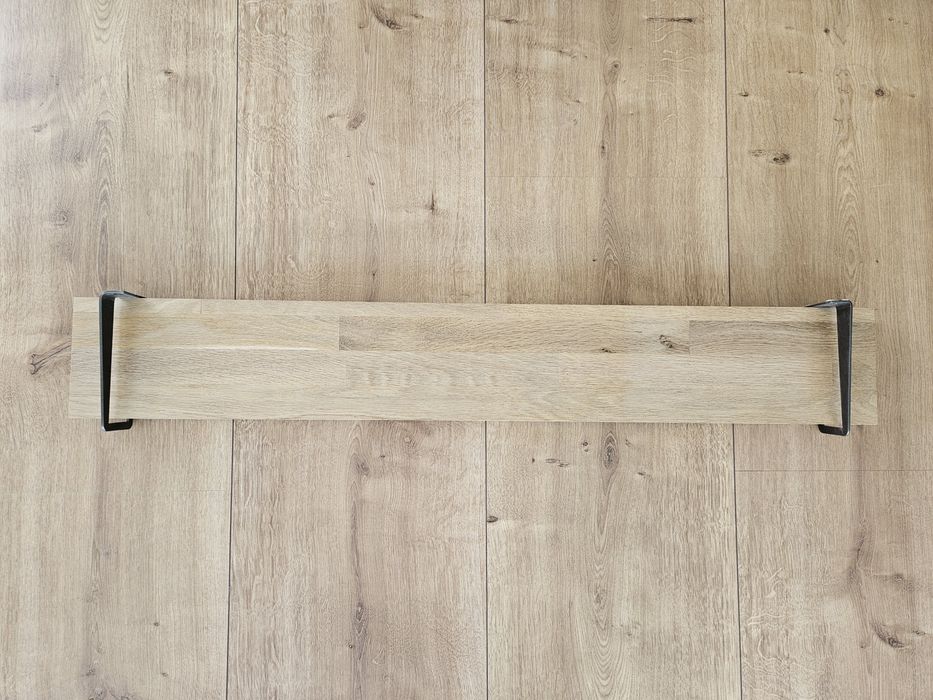 Drewniana półka ze wspornikami