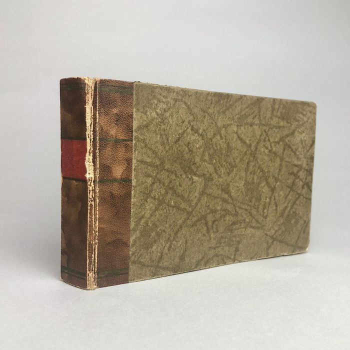 Старинный альбом с фотографиями