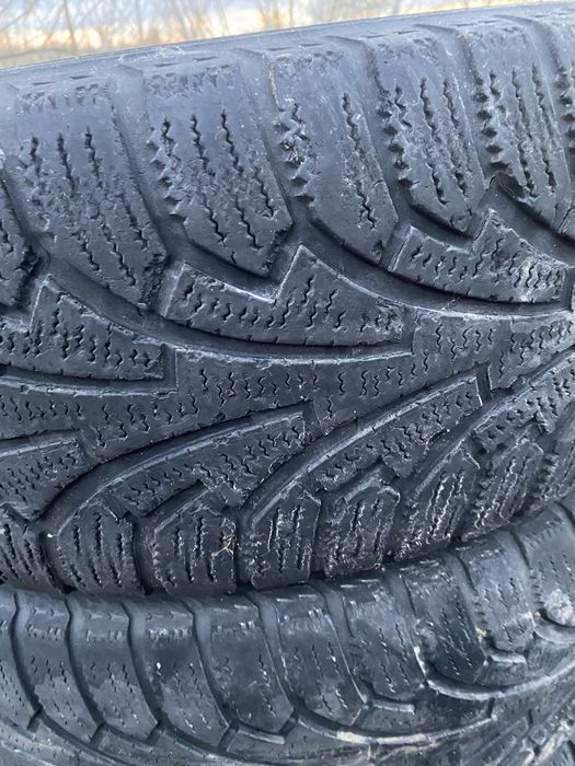 Продам комплект резини зима 215 65 16