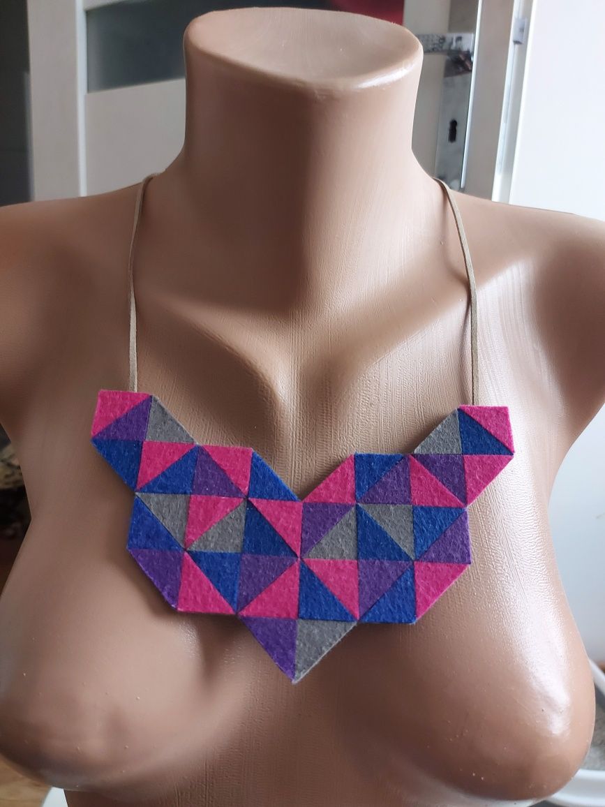 naszyjnik na zapięcie trójkąty geometryczny z filcu