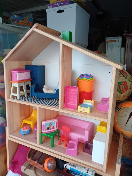 Casa para bonecas em madeira com acessórios