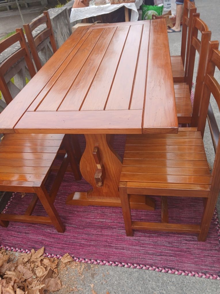 .mesa em madeira com 6 cadeiras como novas
