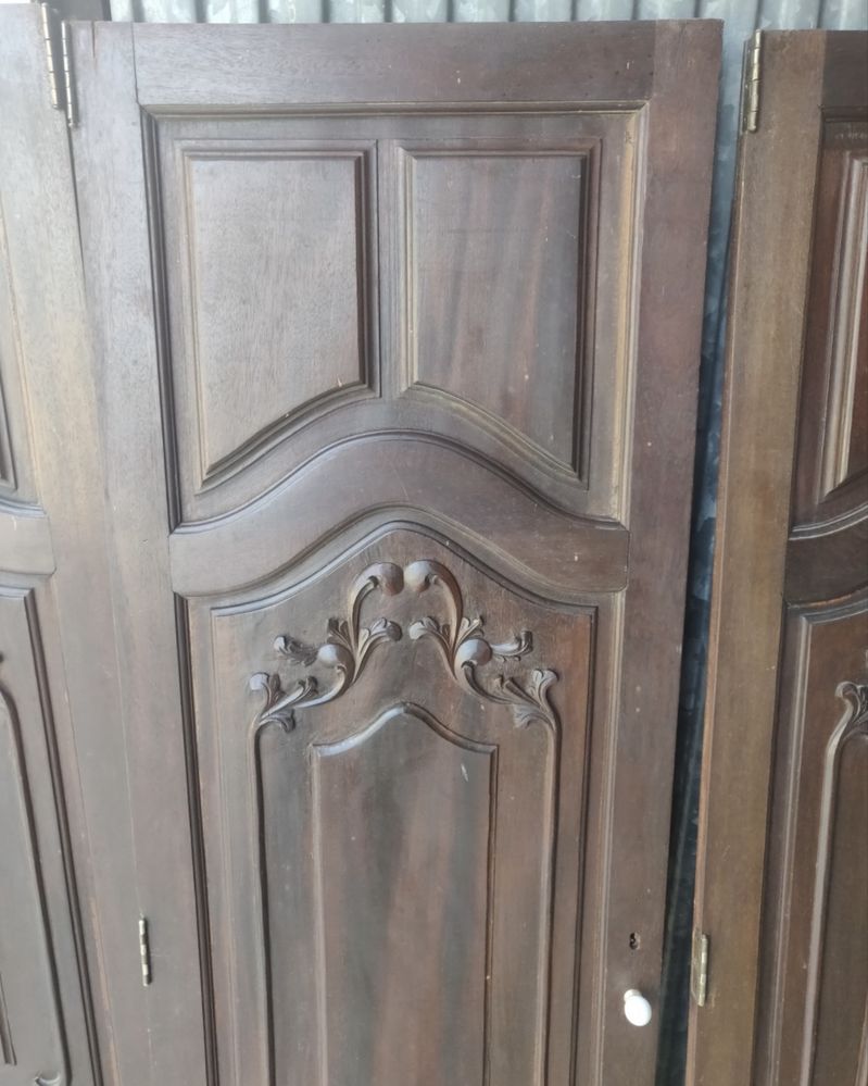 Antigas portas de madeira para decoracāo