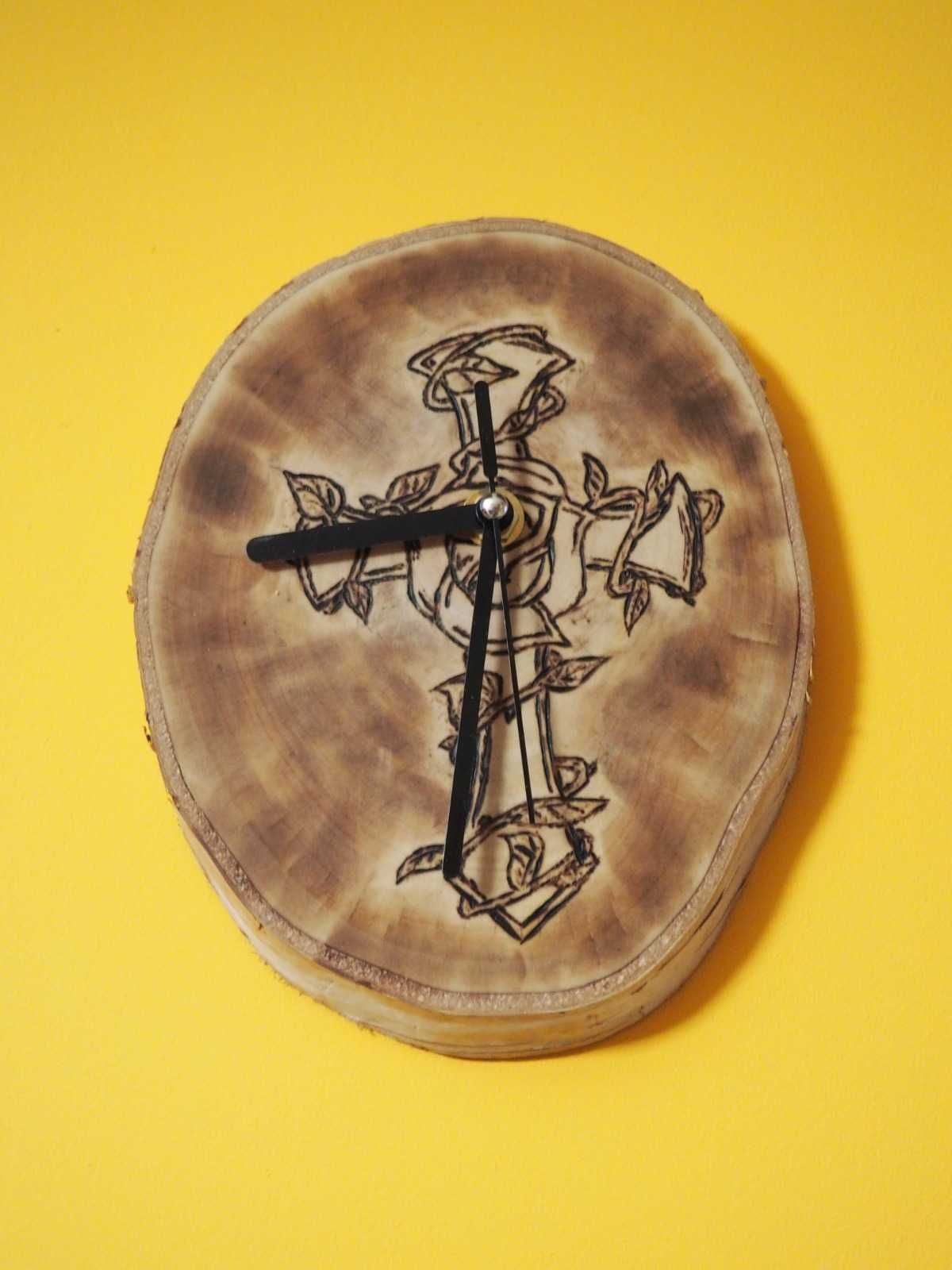 Zegar na drewnie z krzyżem