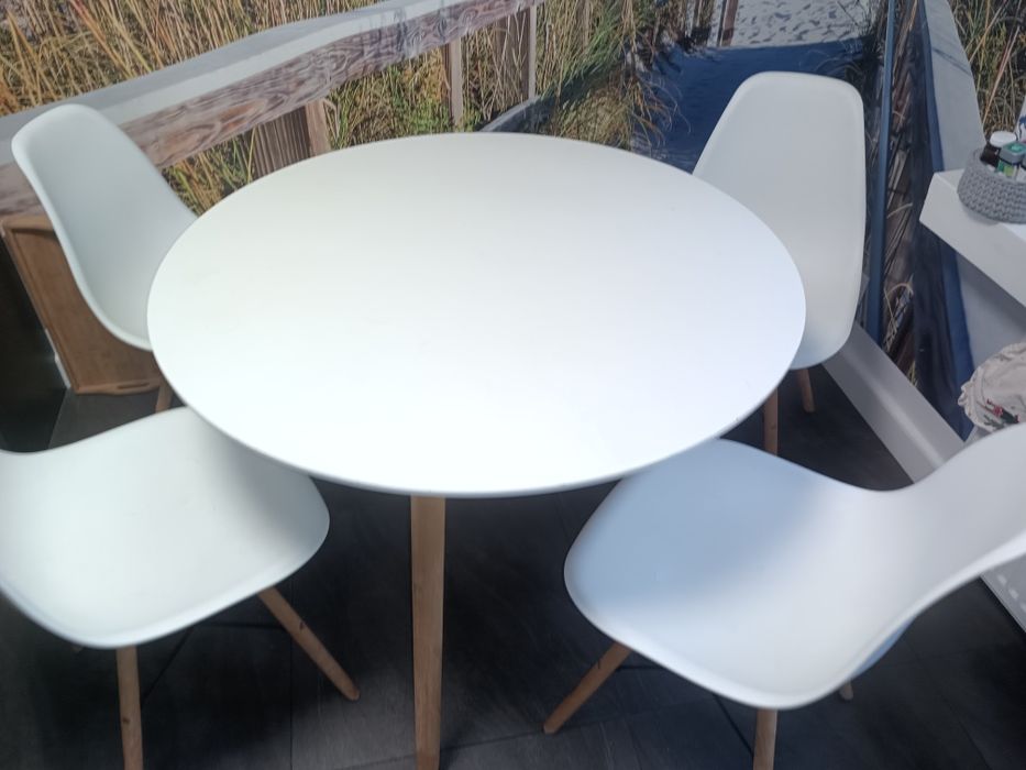 Stół kuchenny z krzesłami