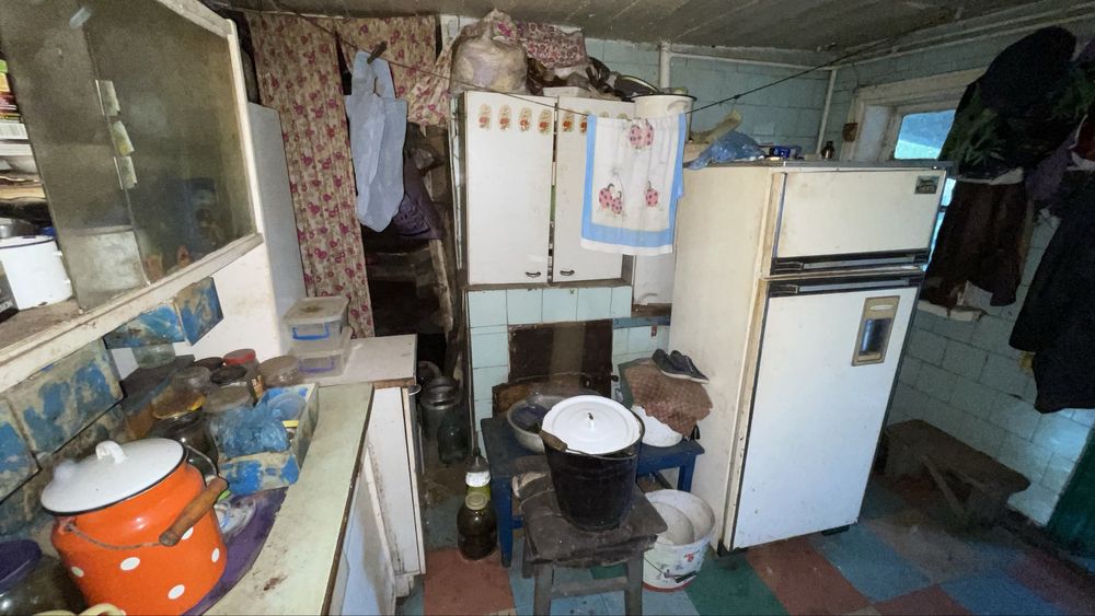 Продам хату. На подвірʼї гараж кухня сарай комора.