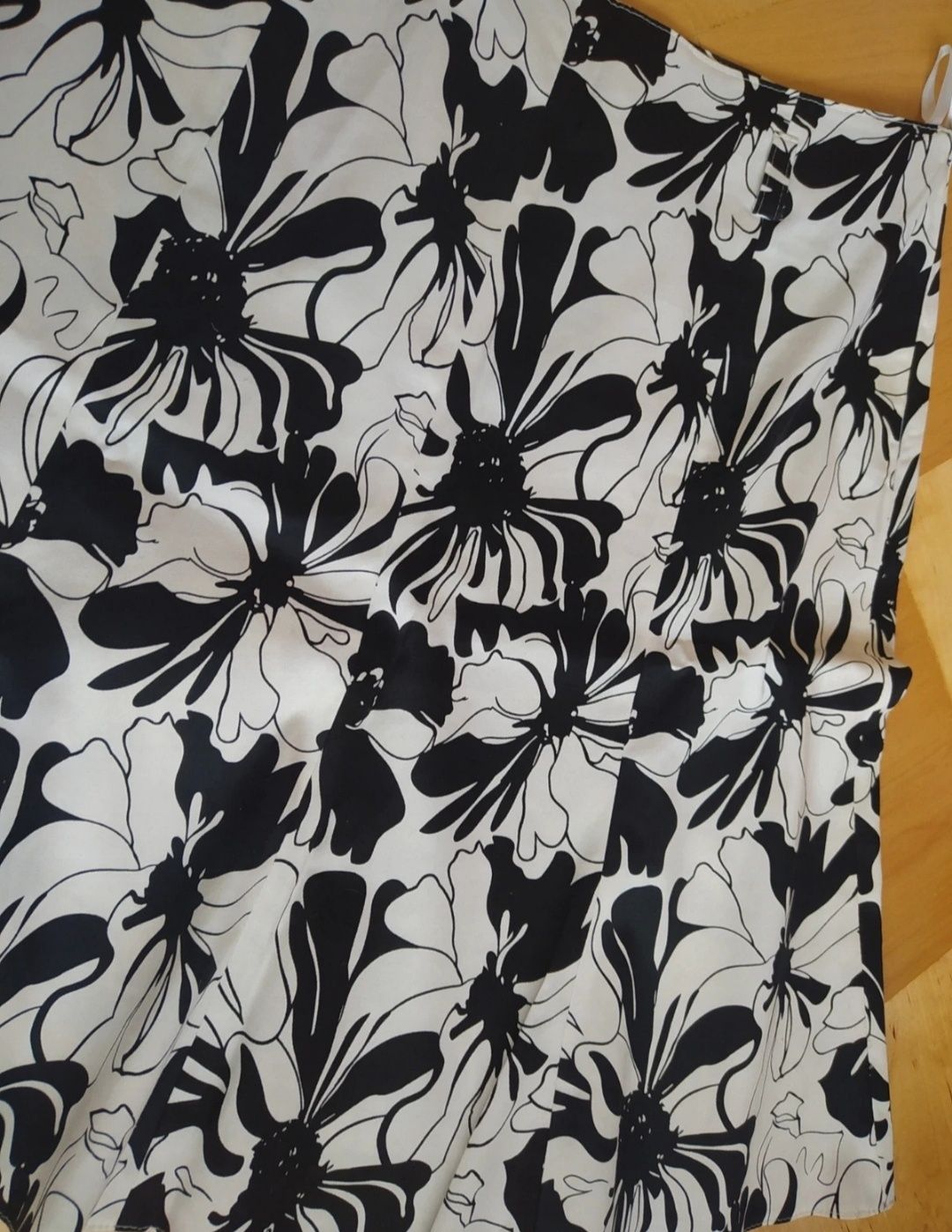 Spódnica w kwiaty L 40 biało czarna 100% bawełna